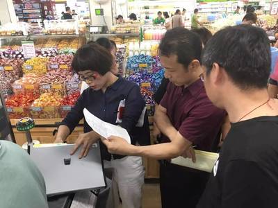 河北省市场监督管理局领导到青县信誉楼商厦开展“食品销售示范单位创建检查验收工作”